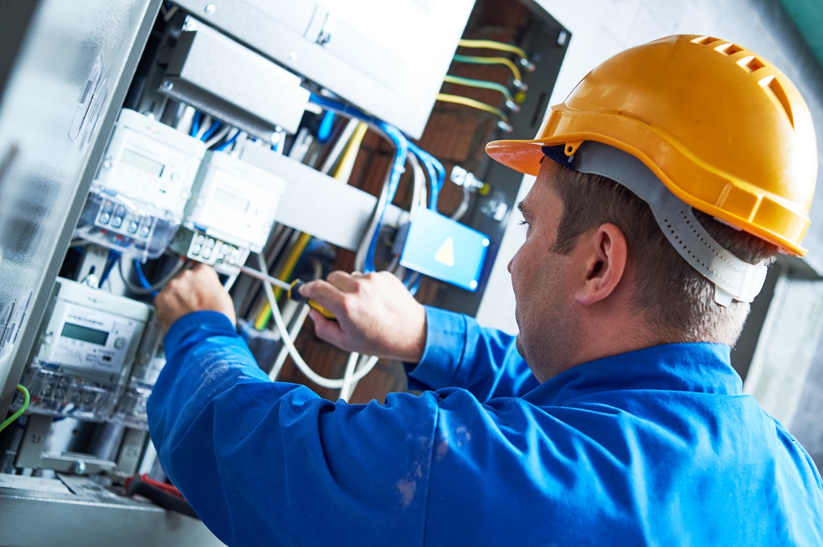 Difference between an electrician and an electrical contractor